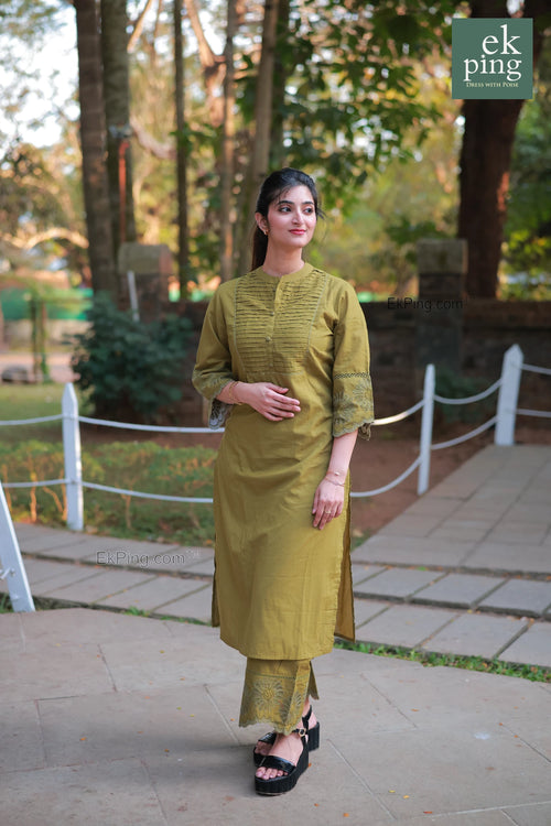 Girl wearing green co-ord set modelling in front of a cafe